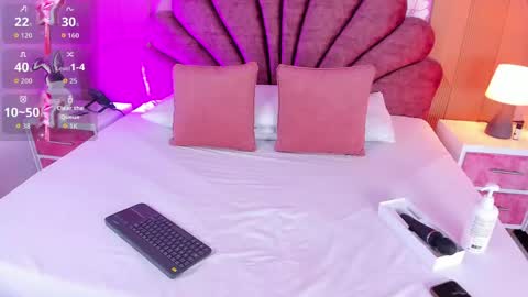 violet_smith01 online show from May 14, 12:01 pm