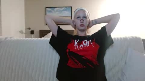 violet_winter97 online show from November 5, 6:35 am