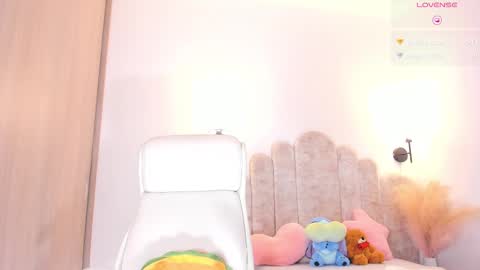 Snapshot of violeth___ chatting on February 9, 2:18 pm violeth___ online show from February 9, 2:18 pm