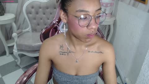 Snapshot of violeth_b chatting on December 10, 4:27 pm violeth_b online show from December 10, 4:27 pm