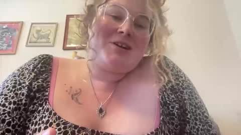violetlyhappy online show from May 1, 6:23 pm