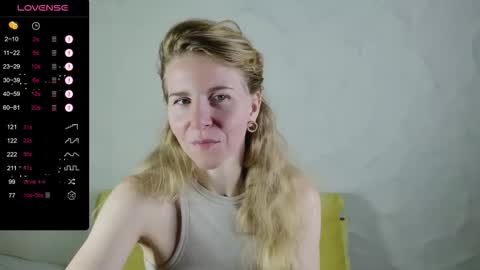 Snapshot of violetplath chatting on October 5, 10:13 am Violet  next stream December 6 online show from October 5, 10:13 am