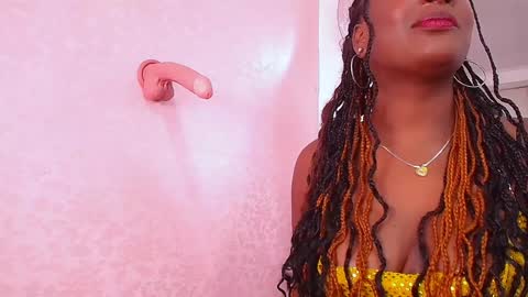 Snapshot of violetsmith11 chatting on December 16, 12:04 am online show from December 16, 12:04 am