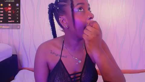 Snapshot of violetsmith11 chatting on March 12, 12:10 am online show from March 12, 12:10 am