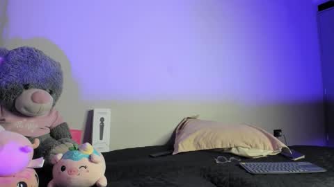 Snapshot of violett2006 chatting on February 26, 2:10 am violeta online show from February 26, 2:10 am