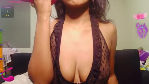 Snapshot of violett_lara chatting on January 19, 2:36 am violett online show from January 19, 2:36 am