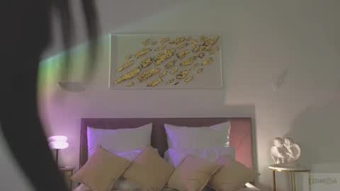 Snapshot of violetta_finch chatting on December 17, 10:21 am violetta_finch online show from December 17, 10:21 am