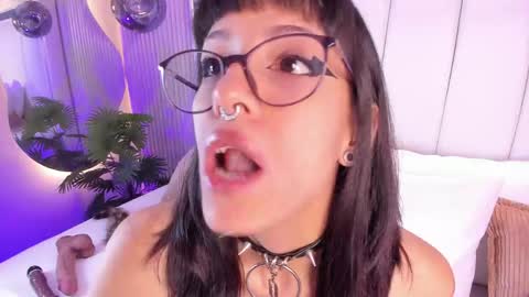 violettacolinss online show from May 21, 11:39 am