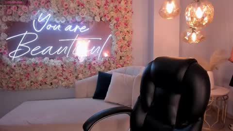 Violett Castel online show from September 24, 6:55 pm