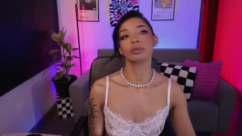 Snapshot of violettgrey_ chatting on July 7, 2:25 am Violet online show from July 7, 2:25 am