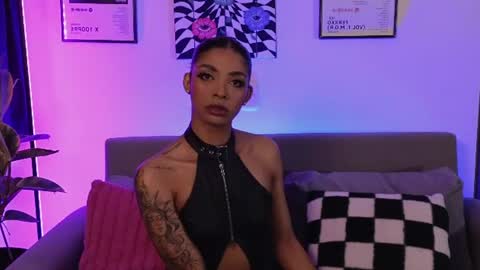 Snapshot of violettgrey_ chatting on July 9, 10:25 pm Violet online show from July 9, 10:25 pm
