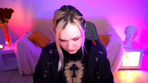Violett online show from May 31, 8:10 am