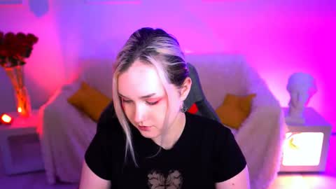 Snapshot of violettwoods chatting on June 2, 8:05 am Violett online show from June 2, 8:05 am