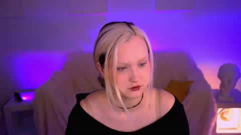 Snapshot of violettwoods chatting on June 17, 6:27 am Violett online show from June 17, 6:27 am