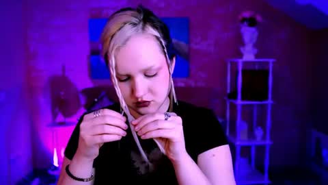 Snapshot of violettwoods chatting on June 29, 10:37 am Violett online show from June 29, 10:37 am