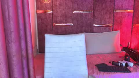 viollettebylyly online show from February 19, 1:07 pm