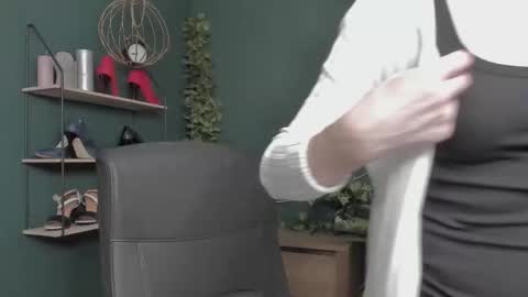 Vivian online show from November 14, 8:13 am