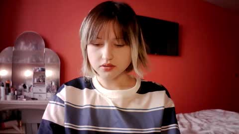 Snapshot of vivian_page chatting on December 15, 9:24 am Aurora online show from December 15, 9:24 am