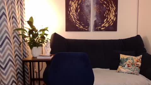 Vivian online show from January 9, 6:15 pm