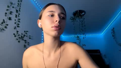 Vivi online show from November 22, 4:28 pm