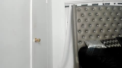 Snapshot of vixen_sasha chatting on December 4, 9:40 am Sasha Malone online show from December 4, 9:40 am