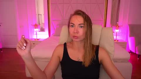 Snapshot of vixenmuse chatting on July 2, 8:37 pm Ur Lady online show from July 2, 8:37 pm