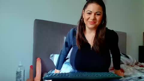 Snapshot of vixenvibesx chatting on October 19, 7:31 am vixenvibesx online show from October 19, 7:31 am