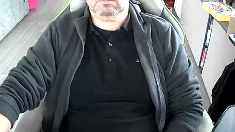 Snapshot of vonele chatting on December 17, 8:42 am Vonn online show from December 17, 8:42 am