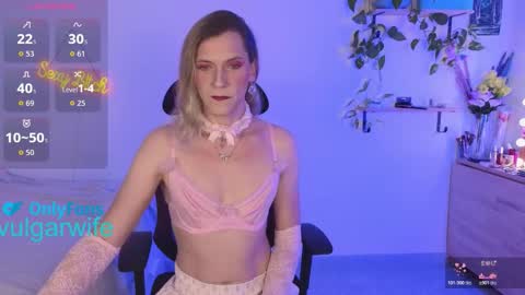 Snapshot of vulgar_wife chatting on October 17, 10:23 pm Vikky online show from October 17, 10:23 pm