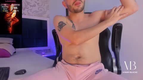 Snapshot of vynny_blacke_ chatting on March 3, 4:18 am Vynny Blacke online show from March 3, 4:18 am