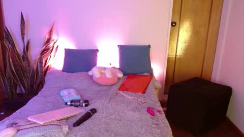 kitty SUPORT ME AND MY BABY SINGLE MOMY online show from September 23, 6:05 am