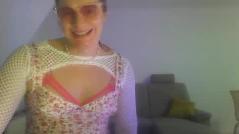 Snapshot of wannafeelitall chatting on December 2, 5:37 pm Emilia inst online show from December 2, 5:37 pm