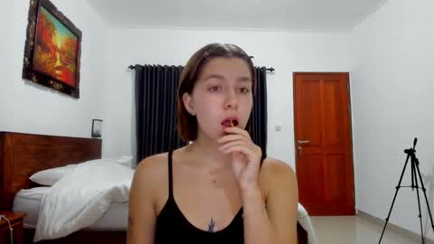 Snapshot of warm_june chatting on February 11, 9:25 pm June online show from February 11, 9:25 pm