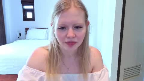 Snapshot of wendy_228 chatting on June 13, 5:49 am Wendy online show from June 13, 5:49 am