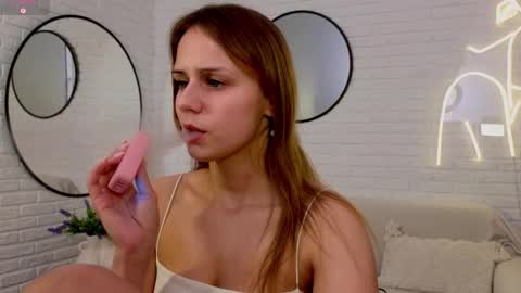 Snapshot of wendy__doll chatting on February 19, 9:22 pm Im Wendy online show from February 19, 9:22 pm