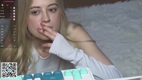 Snapshot of wendylovelylovew chatting on March 1, 9:04 pm Wendy online show from March 1, 9:04 pm