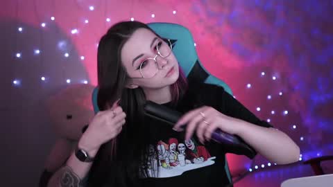 Snapshot of wesleegray chatting on December 21, 2:41 am little girl who is always rightLisa online show from December 21, 2:41 am