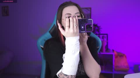 Snapshot of wesleegray chatting on December 25, 2:14 am little girl who is always rightLisa online show from December 25, 2:14 am