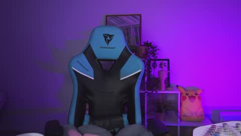 Snapshot of wesleegray chatting on December 25, 8:18 am little girl who is always rightLisa online show from December 25, 8:18 am