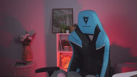 Snapshot of wesleegray chatting on December 28, 2:22 am little girl who is always rightLisa online show from December 28, 2:22 am