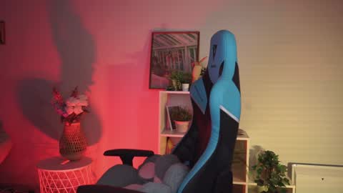 Snapshot of wesleegray chatting on January 5, 2:27 am little girl who is always rightLisa online show from January 5, 2:27 am