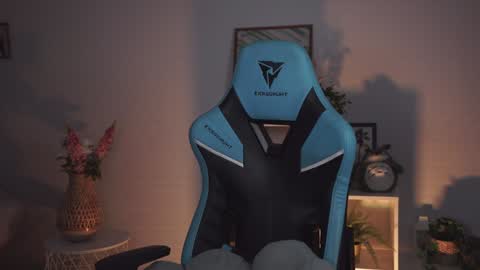 Snapshot of wesleegray chatting on January 15, 2:06 am little girl who is always rightLisa online show from January 15, 2:06 am