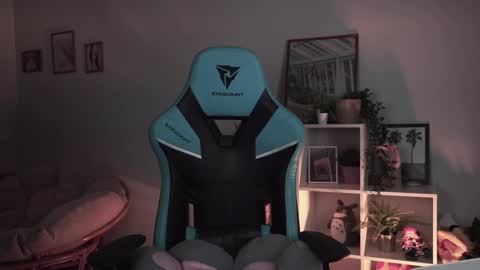 Snapshot of wesleegray chatting on February 26, 2:15 am little girl who is always rightLisa online show from February 26, 2:15 am