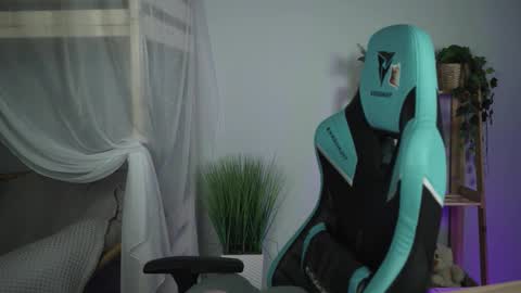 Snapshot of wesleegray chatting on November 2, 12:35 am little girl who is always rightLisa online show from November 2, 12:35 am