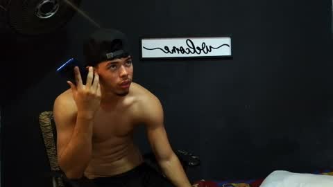 Snapshot of wesley_77 chatting on May 20, 8:04 pm wesley_77 online show from May 20, 8:04 pm