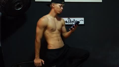 Snapshot of wesley_77 chatting on May 28, 4:32 am wesley_77 online show from May 28, 4:32 am