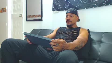 Wesley Rogger online show from November 11, 10:10 pm