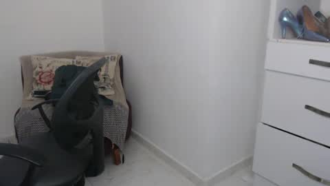 Snapshot of wet_liss chatting on December 4, 11:13 pm Diva online show from December 4, 11:13 pm