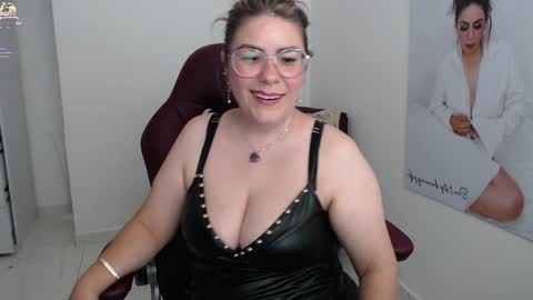 Snapshot of wet_liss chatting on December 31, 4:57 pm Diva online show from December 31, 4:57 pm