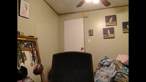 Snapshot of wetbunny25 chatting on December 4, 3:10 pm wetbunny25 online show from December 4, 3:10 pm